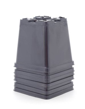 Beyaz arka planda siyah plastik saksılar. Plastik saksı izole edilmiş..