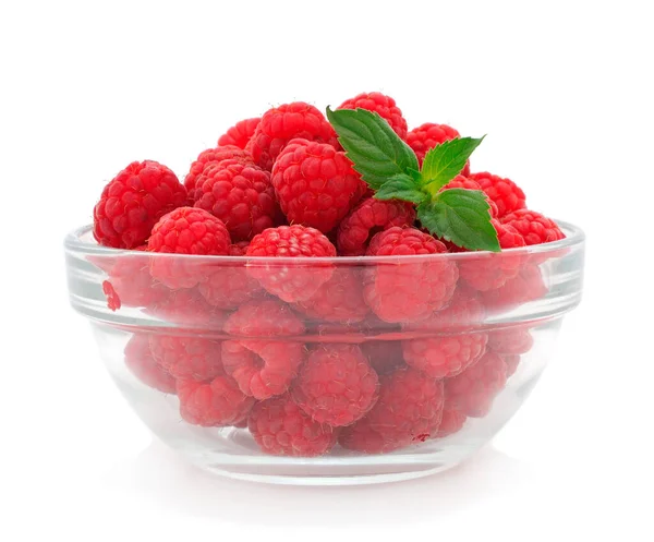 Ahududu ve nane yaprakları beyaz arka planda izole edilmiş cam bir kasede..