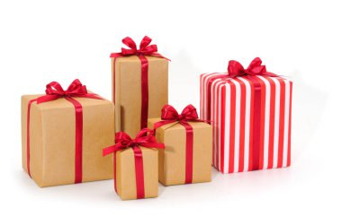 Hediye kutuları, beyaz arka planda hediyeler izole edilmiş. Tatilde. Sevgililer Günü. Kadınlar Günü. Anneler Günü.