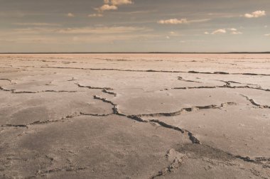 Arjantin, La Pampa 'da bir tuz madeninin yatağında kırılmış toprak.