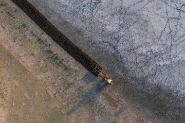 Traktör tarlayı sürüyor, Pampas kırsalında, La Pampa, Arjantin