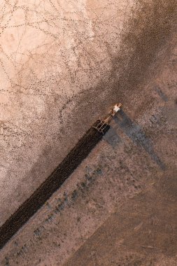 Traktör tarlayı sürüyor, Pampas kırsalında, La Pampa, Arjantin