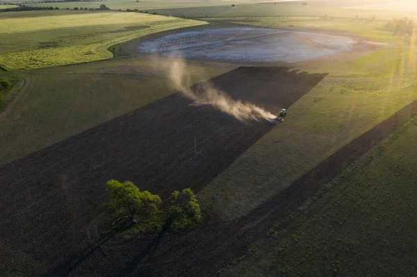Трактор Вспахивает Поле Пампас Сельской Местности Пампа Аргентина — стоковое фото