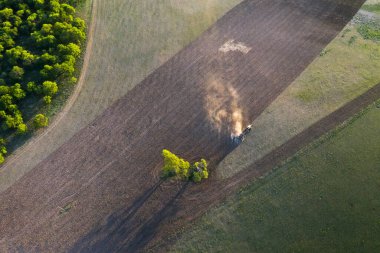 Traktör tarlayı sürüyor, Pampas kırsalında, La Pampa, Arjantin