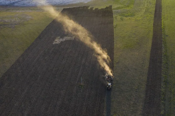 Трактор Вспахивает Поле Пампас Сельской Местности Пампа Аргентина — стоковое фото