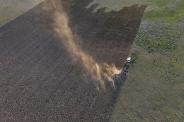Traktör tarlayı sürüyor, Pampas kırsalında, La Pampa, Arjantin