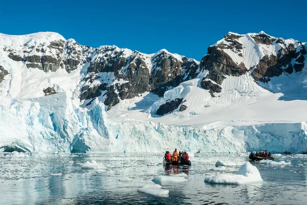 Turyści Obserwujący Lodowiec Antarktydzie Paradise Bay — Zdjęcie stockowe