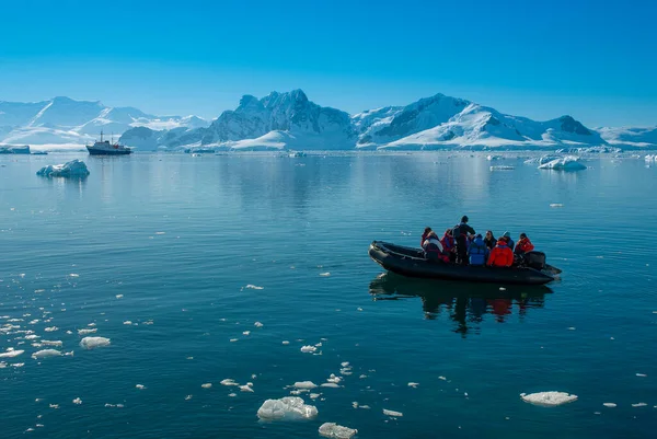 Turistas Observando Glaciar Antártida Bahía Del Paraíso — Foto de Stock
