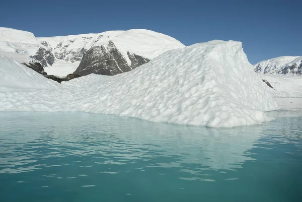 パラダイスベイ氷河と山 南極半島 — ストック写真