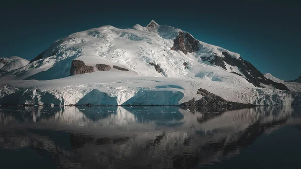 パラダイスベイ氷河と山 南極半島 — ストック写真
