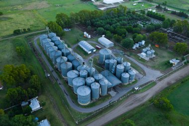 Tahıl deposu çelik silolar, Patagonya, Arjantin