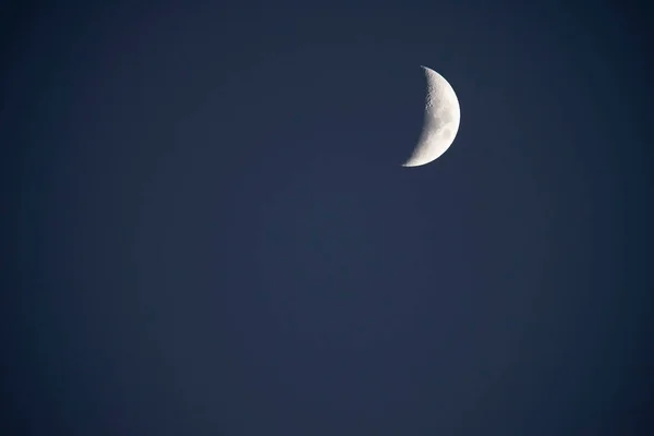 Lune Dans Ciel Clair Avant Tombée Nuit — Photo