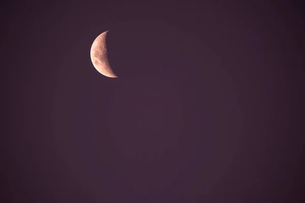 暗くなる前の澄んだ空の月 — ストック写真
