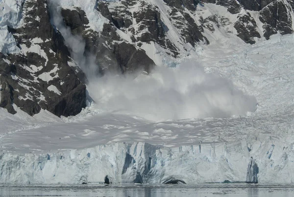 Avalanche Egy Gleccseren Antarktiszon — Stock Fotó