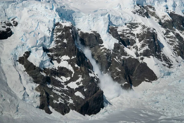 Valanga Ghiacciaio Nelle Montagne Antartiche — Foto Stock