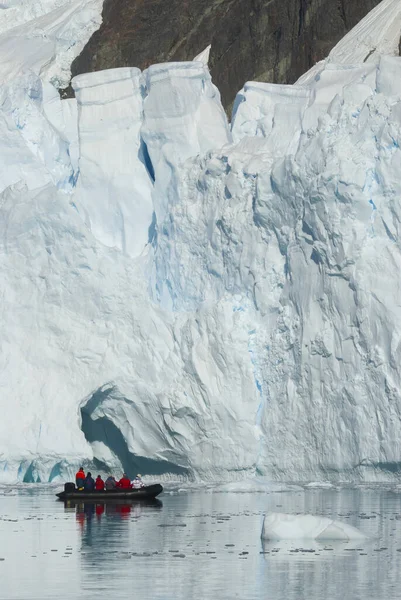 Turisti Che Osservano Ghiacciaio Sull Antartide Baia Paradiso — Foto Stock