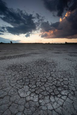 La Pampa, Patagonya, Arjantin 'deki bir Pampas gölünde parçalanmış kuru toprak..