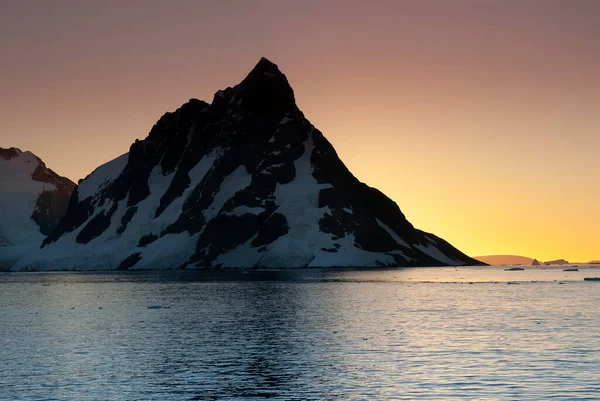 Lemaire Strait Coast Mountains Icebergs Antartica — Stock Photo, Image