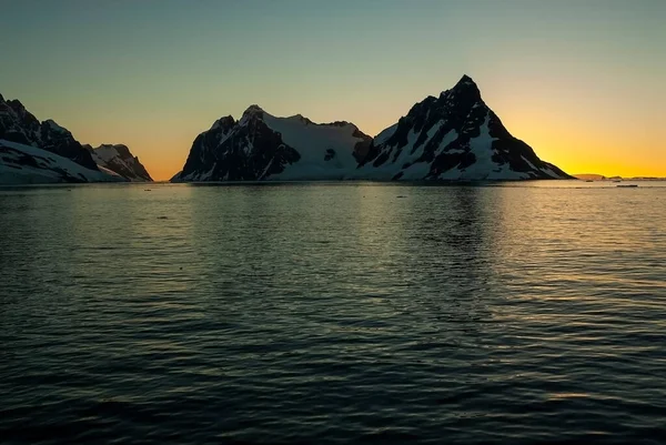Costa Del Estrecho Lemaire Montañas Icebergs Antártida — Foto de Stock