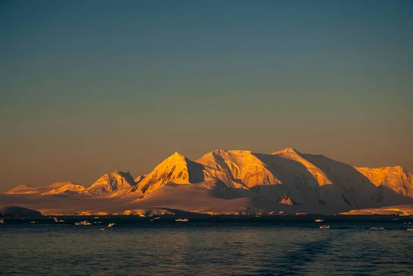 Lemaire Kıyıları Dağlar Buzdağları Antartika — Stok fotoğraf