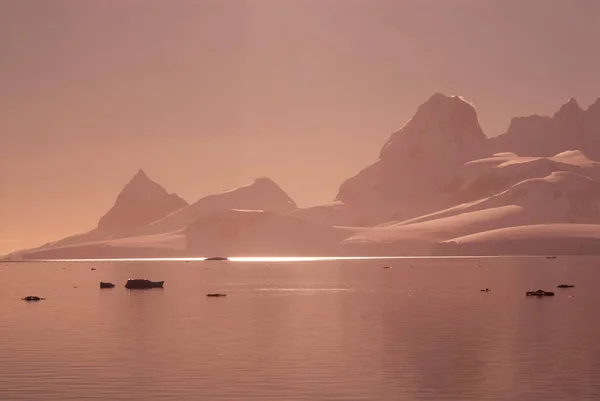 Лемер Протікає Прибережним Ландшафтом Горами Айсбергами Антарктикою — стокове фото