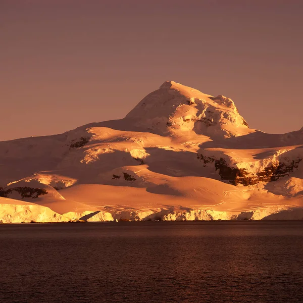 レメール海峡沿岸の風景 山と氷山 — ストック写真