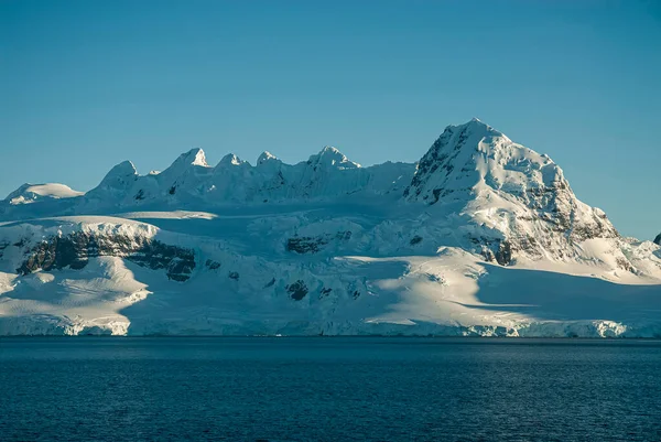 莱梅利海峡沿海景观 山脉和冰山C — 图库照片