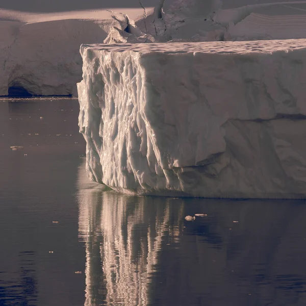 Estrecho Lemaire Paisaje Costero Montañas Icebergs Antarc —  Fotos de Stock