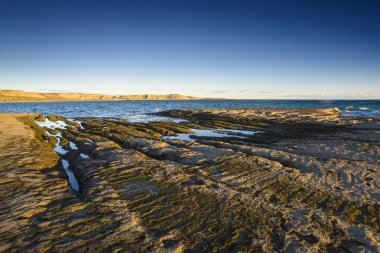 Yarımada Valdes, Dünya Mirası, Patagonya Arjantin 'deki kayalıkları olan kıyı manzarası