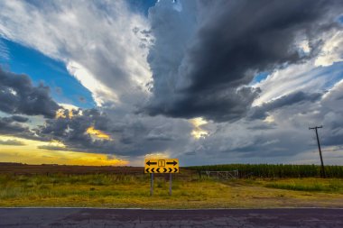 Arjantin 'in kırsal kesimindeki fırtınalı gökyüzü, La Pampa, Patagonya, Arjantin.