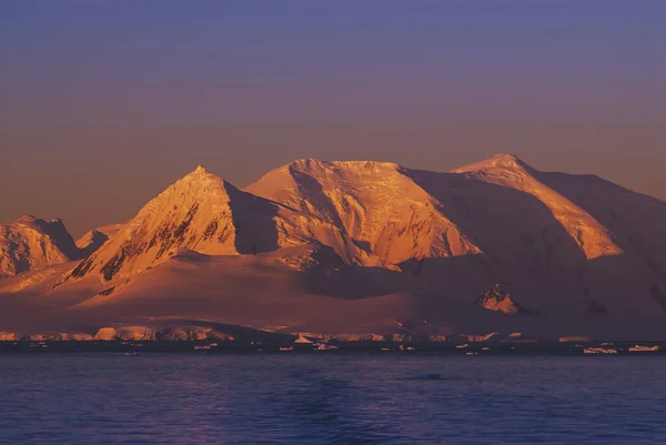 レメール海峡沿岸の風景 山と氷山 南極半島 — ストック写真