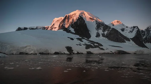 Paisaje Costero Estrecho Lemaire Montañas Icebergs Península Antártica Antártida —  Fotos de Stock