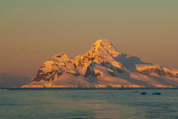 Paisaje Costero Estrecho Lemaire Montañas Icebergs Península Antártica Antártida —  Fotos de Stock