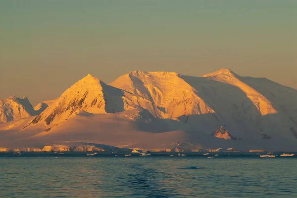 Lemaire Zeestraat Kustlandschap Bergen Ijsbergen Antarctisch Schiereiland Antartica — Stockfoto