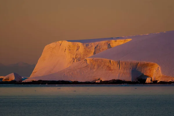 Lemaire Strait Coastal Landscape Mountains Icebergs Antarctic Peninsula Antartica — Fotografia de Stock