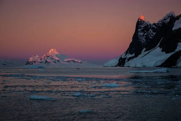 Paisaje Costero Estrecho Lemaire Montañas Icebergs Península Antártica Antártida —  Fotos de Stock