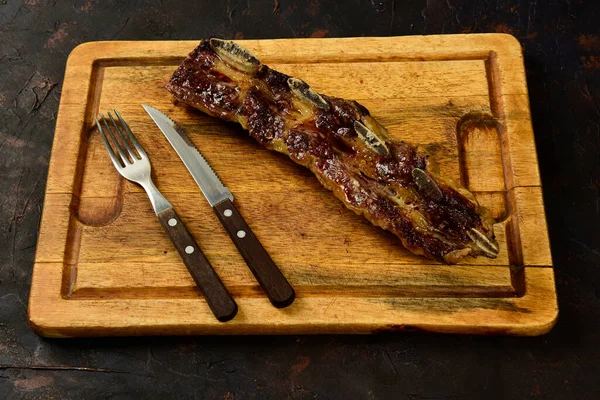 Masada kızarmış biftek, geleneksel Arjantin mutfağı, Asado barbeküsü, Patagonya, Arjantin.