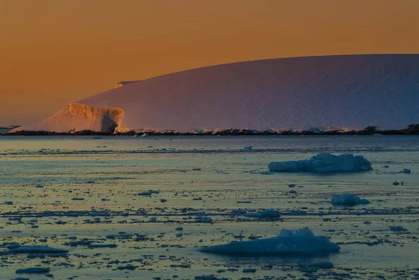 Lemaire Strait Coastal Landscape Mountains Icebergs Antarctic Peninsula Antartica — Fotografia de Stock