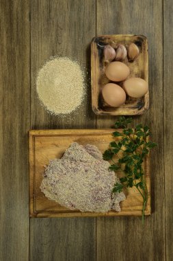 Milanolu dana eti masada malzemelerle sunuluyor.