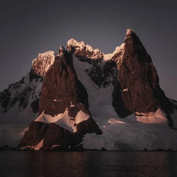 Lemaire Boğazı Kıyı Manzarası Dağlar Buzdağları Antarktika Yarımadası Antartika — Stok fotoğraf