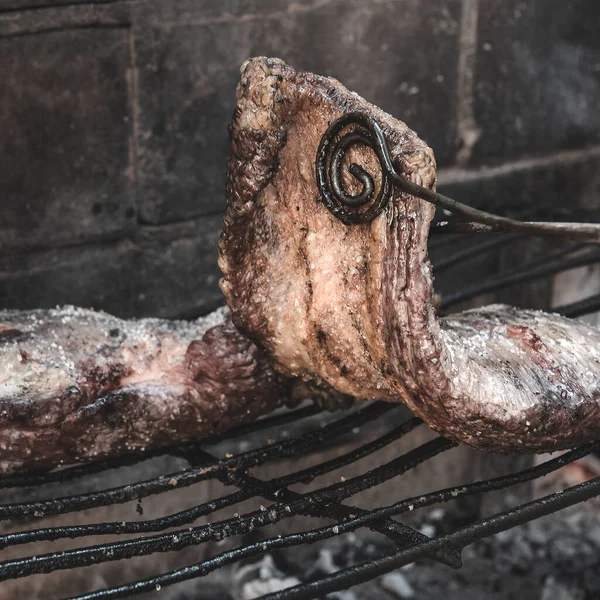 Surowe Mięso Grillu Tradycyjna Kuchnia Argentyńska Asado Grill Patagonia Argentyna — Zdjęcie stockowe