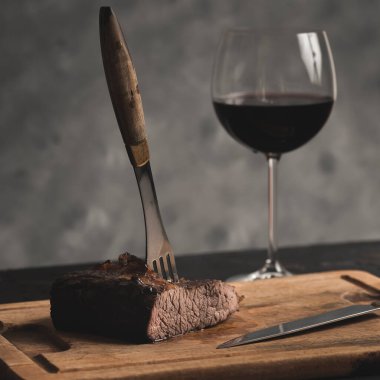 ahşap masa üzerinde ızgara sığır eti biftek