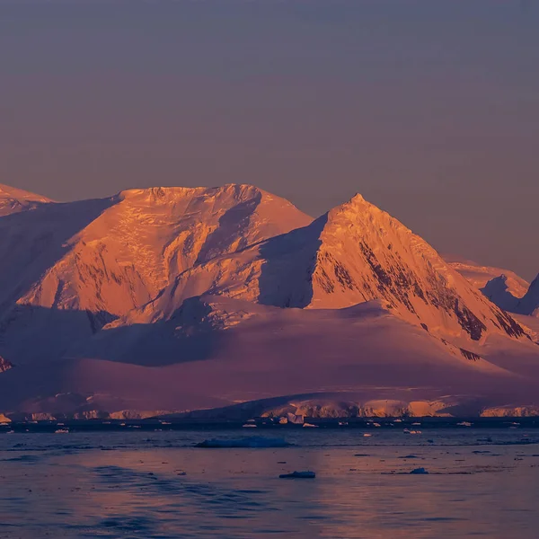 Lemaire Strait Coastal Landscape Mountains Icebergs Antarctic Peninsula Antartica — Stock Photo, Image