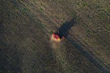 Arjantin kırsalında hasat makinesi, Buenos Aires eyaleti, Arjantin.