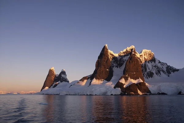 Lemaire Zeestraat Kustlandschap Bergen Ijsbergen Antarctisch Schiereiland Antartica — Stockfoto