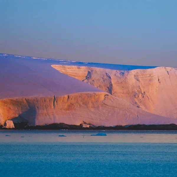 Paisaje Costero Estrecho Lemaire Montañas Icebergs Península Antártica Antártida —  Fotos de Stock