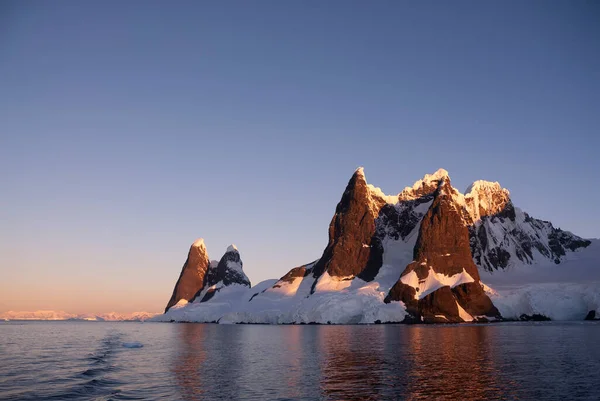 Stretto Lemaire Paesaggio Costiero Montagne Iceberg Penisola Antartica Antartica — Foto Stock