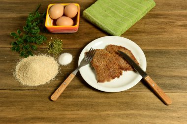 Milanolu dana eti masada malzemelerle sunuluyor.