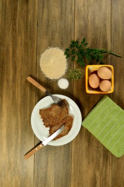 Milanolu dana eti masada malzemelerle sunuluyor.