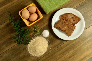 Milanolu dana eti masada malzemelerle sunuluyor.